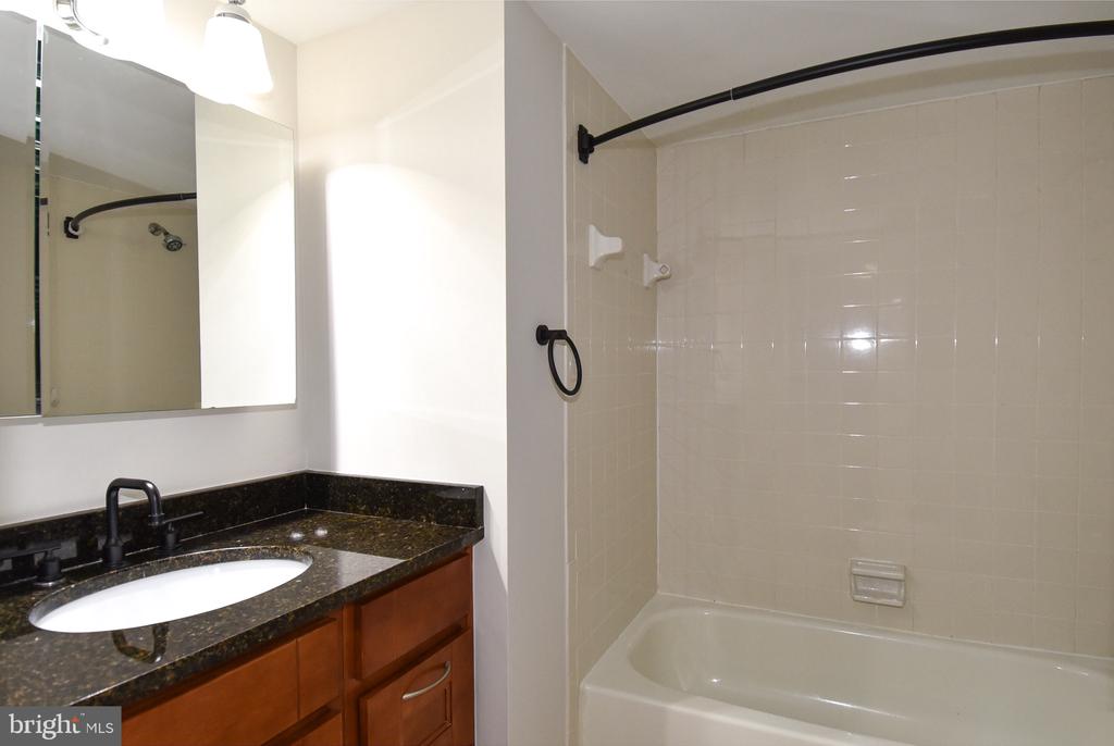10101 GROSVENOR PLACE Unit: 208
