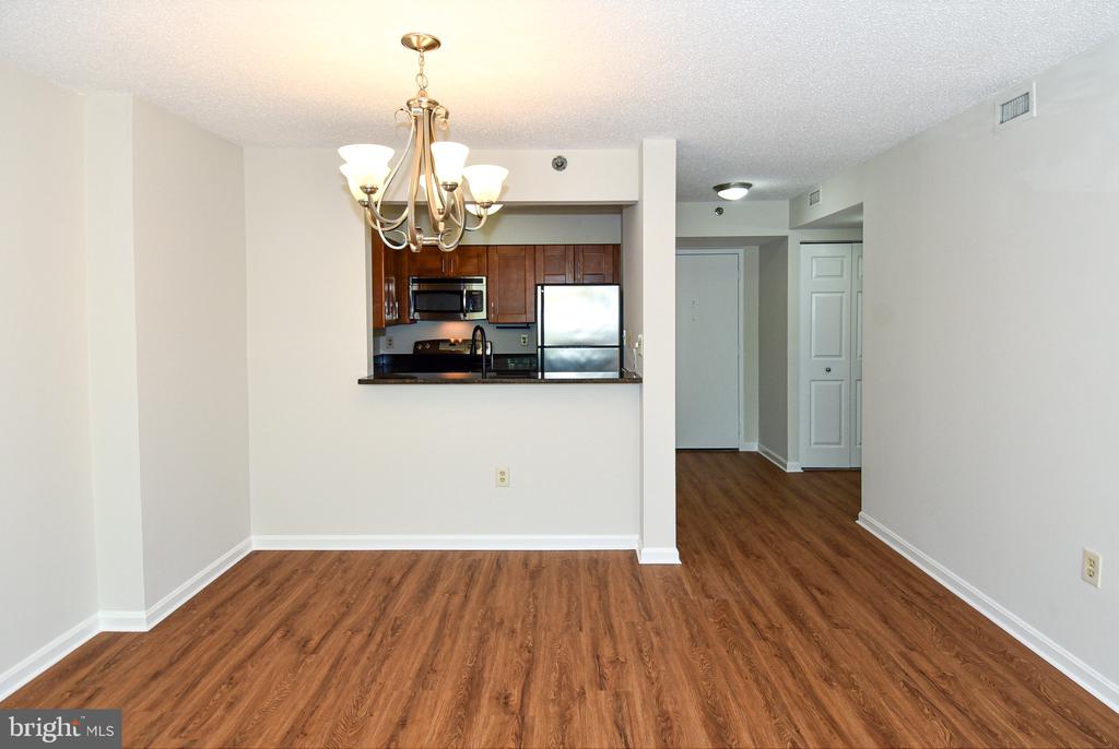 10101 GROSVENOR PLACE Unit: 208