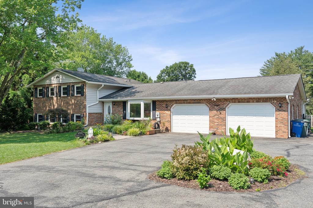 8704 WOODFIELD COURT