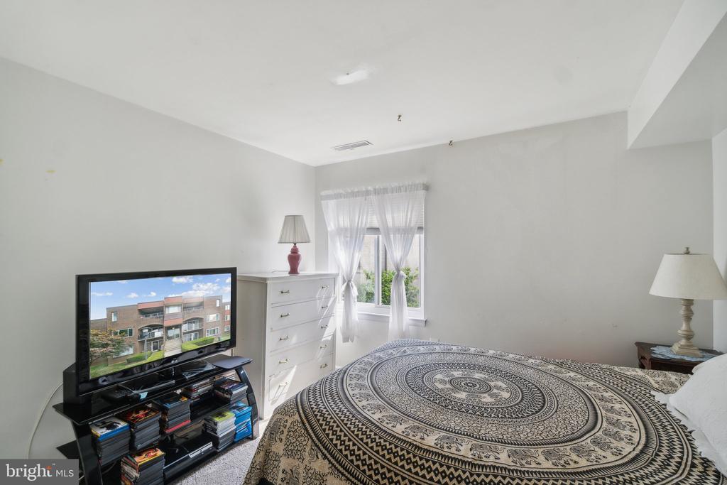 438 GIRARD STREET Unit: 202