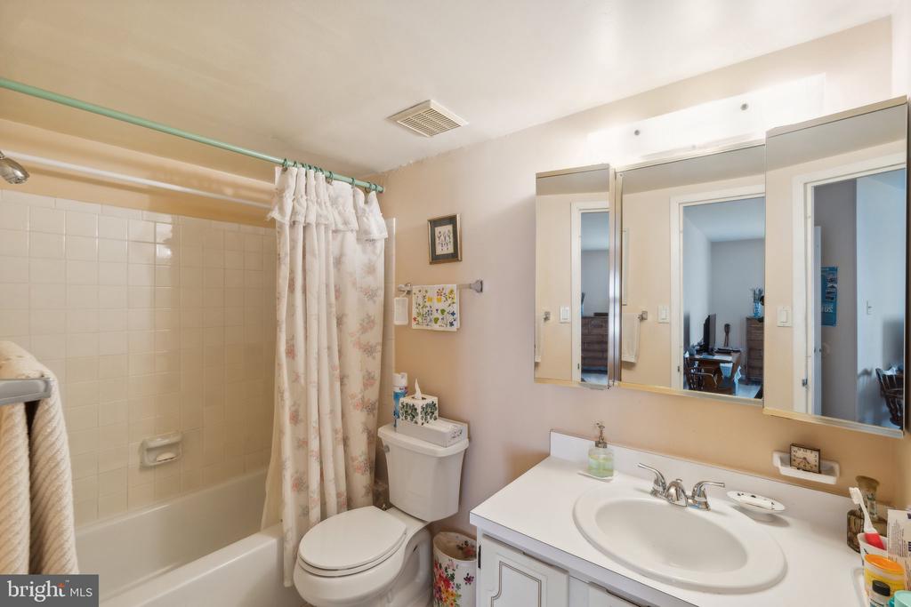 438 GIRARD STREET Unit: 202