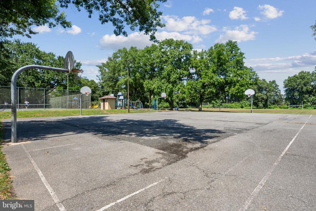 5412 LINDEN COURT