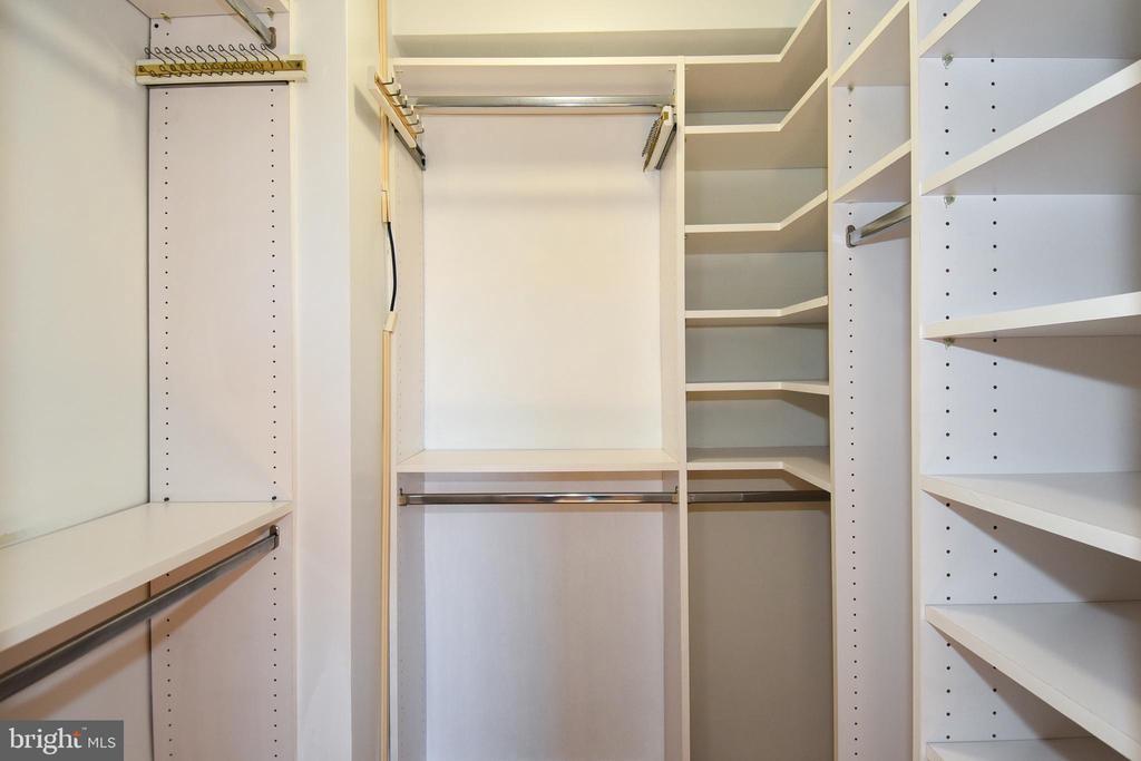 10201 GROSVENOR PLACE Unit: 622