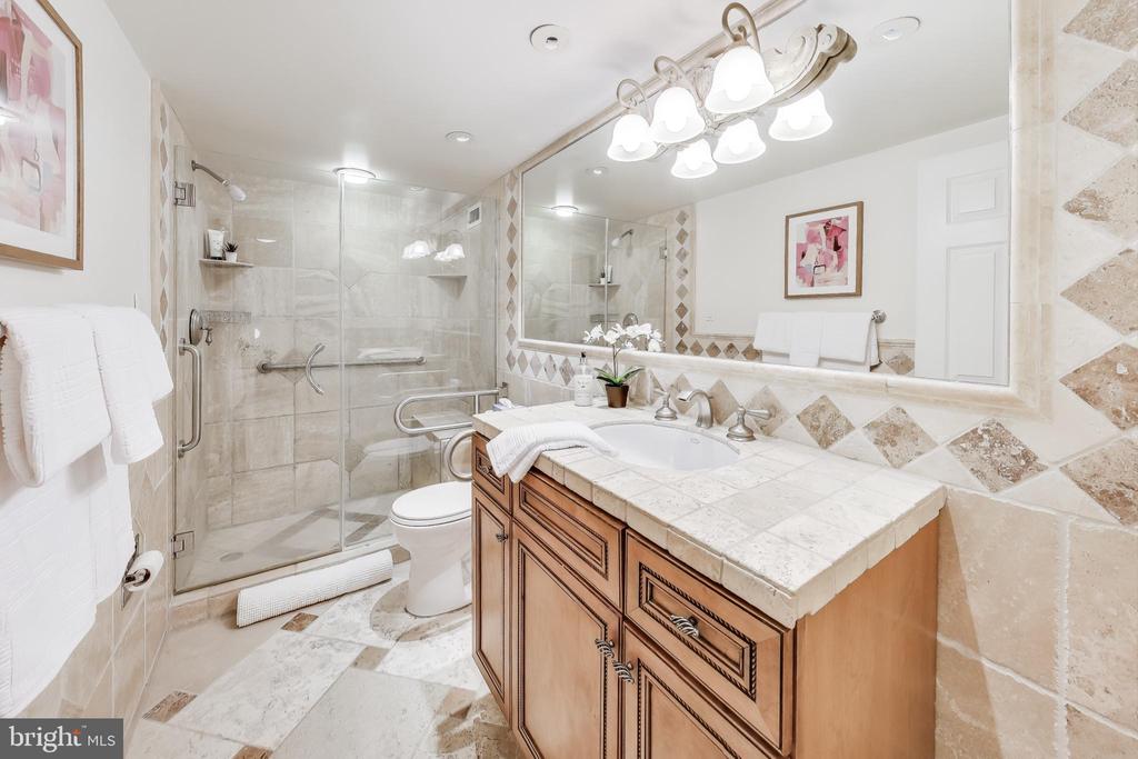 5225 POOKS HILL Unit: 712 N