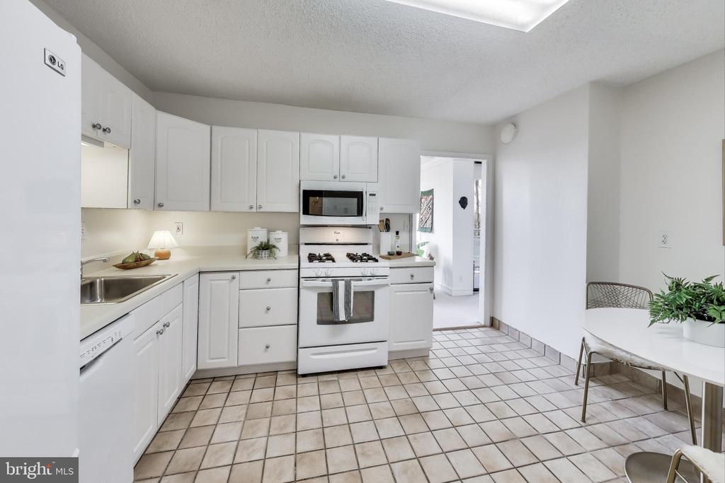 5225 POOKS HILL Unit: 712 N