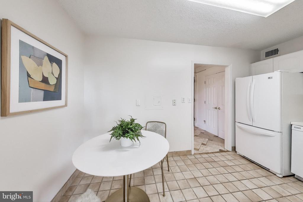 5225 POOKS HILL Unit: 712 N