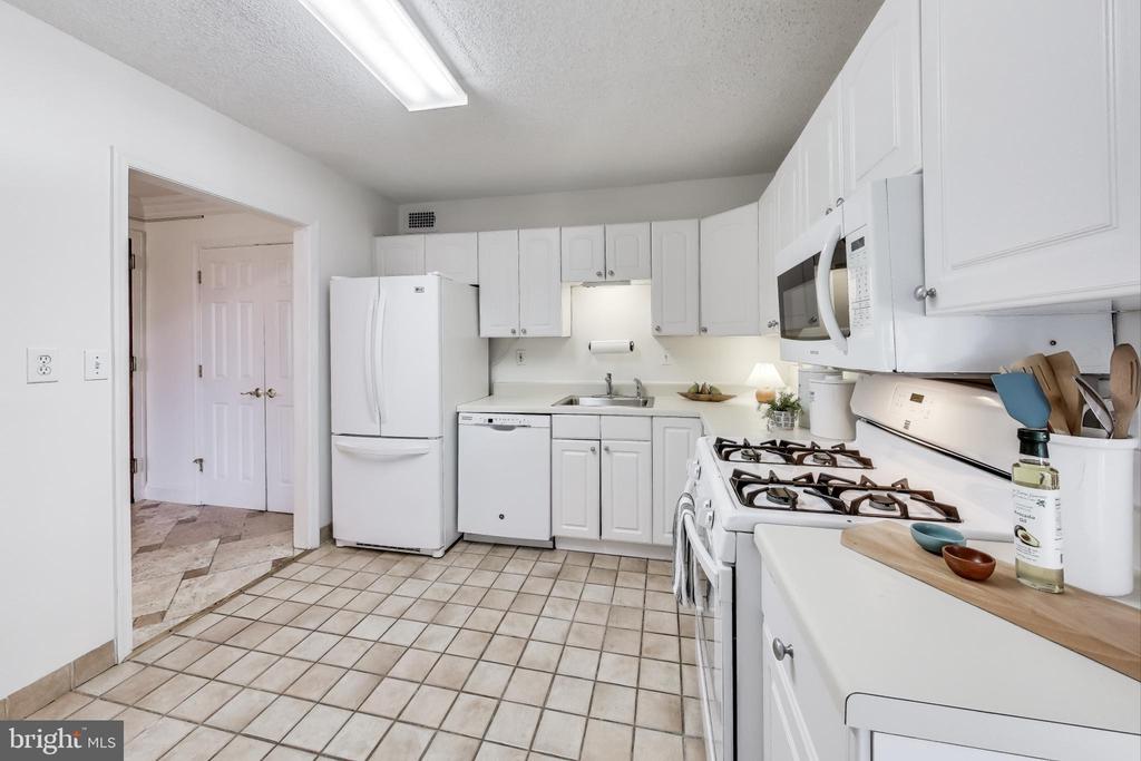 5225 POOKS HILL Unit: 712 N