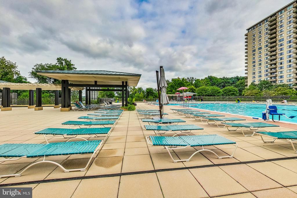 5225 POOKS HILL Unit: 712 N