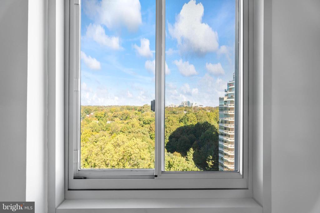 4601 N PARK AVENUE Unit: 1609-J