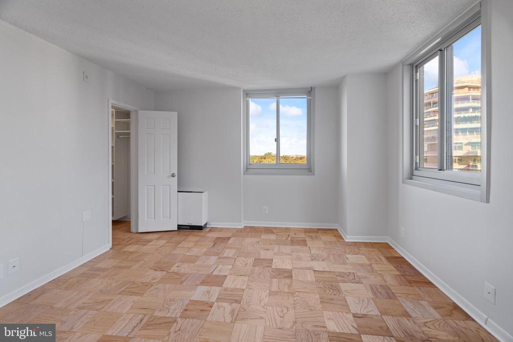 4601 N PARK AVENUE Unit: 1609-J