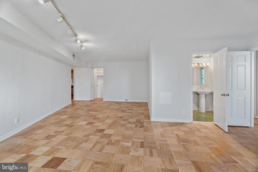 4601 N PARK AVENUE Unit: 1609-J