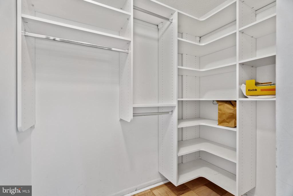 4601 N PARK AVENUE Unit: 1609-J