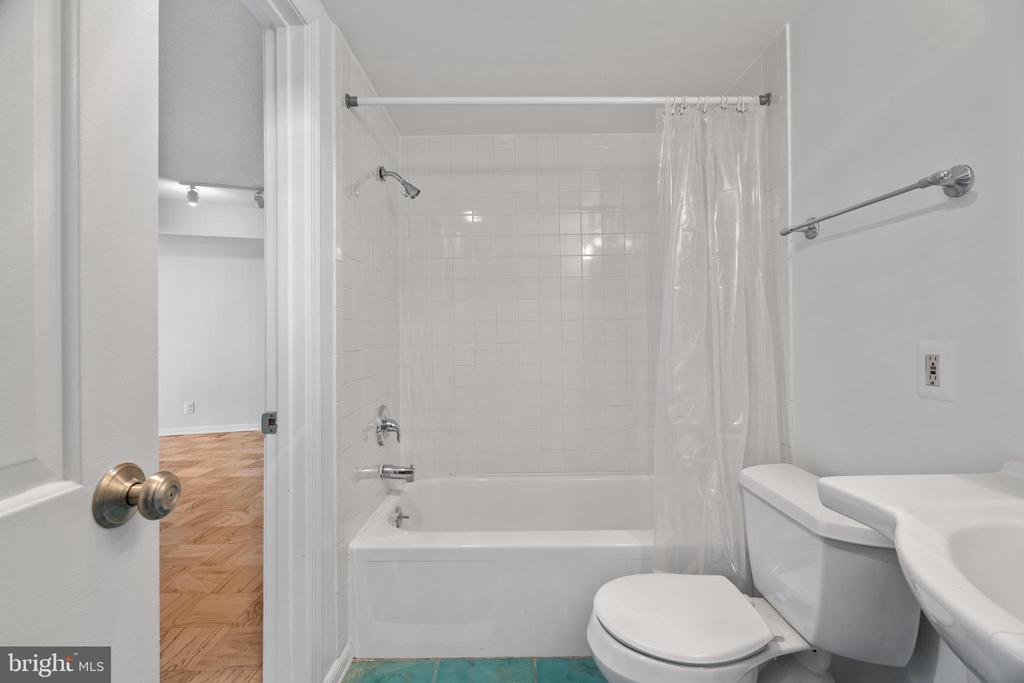 4601 N PARK AVENUE Unit: 1609-J