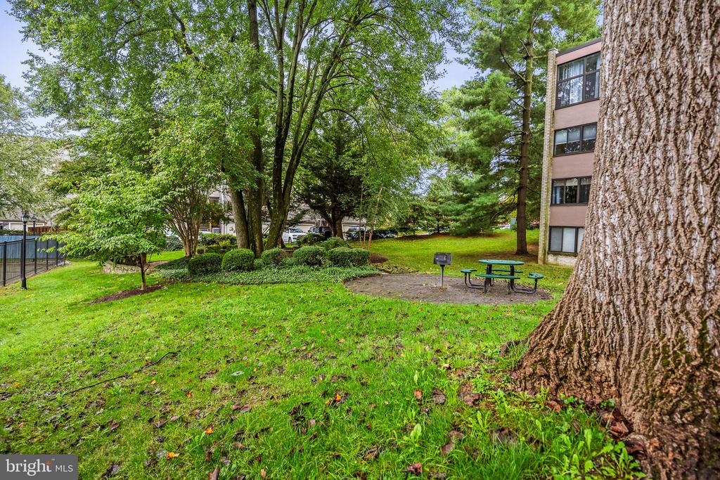 10855 AMHERST AVENUE Unit: 2