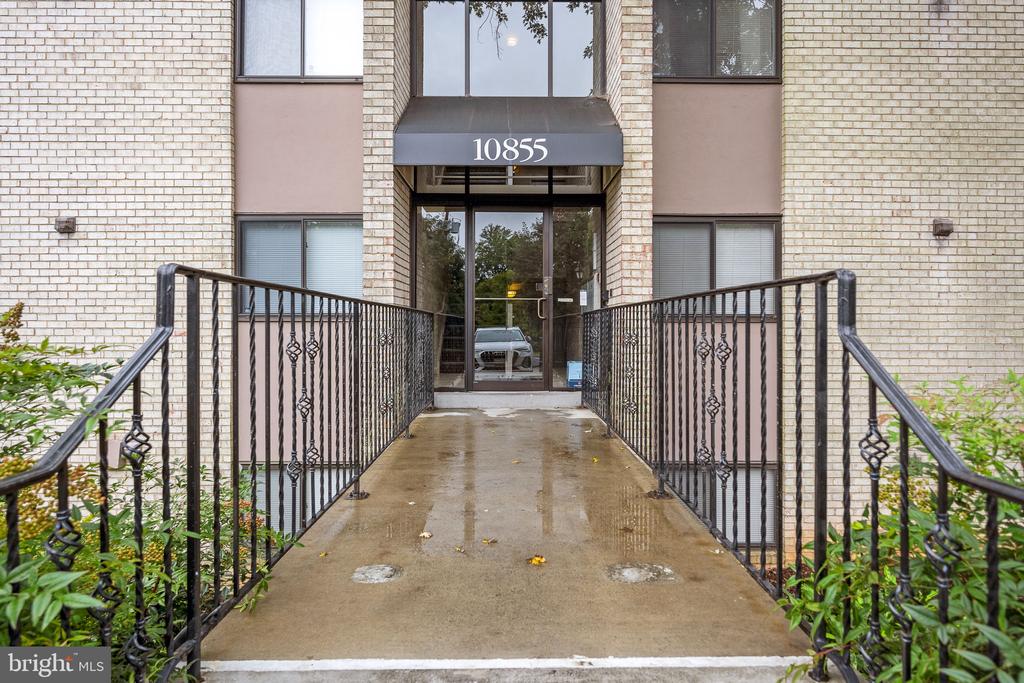 10855 AMHERST AVENUE Unit: 2