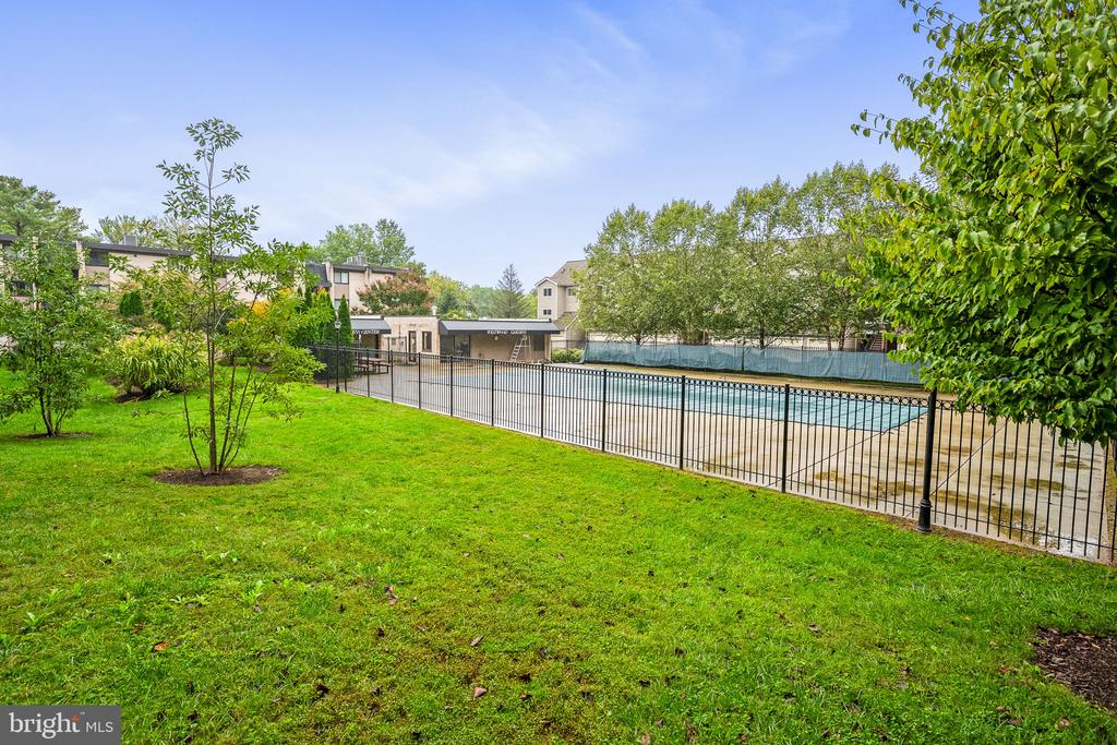 10855 AMHERST AVENUE Unit: 2