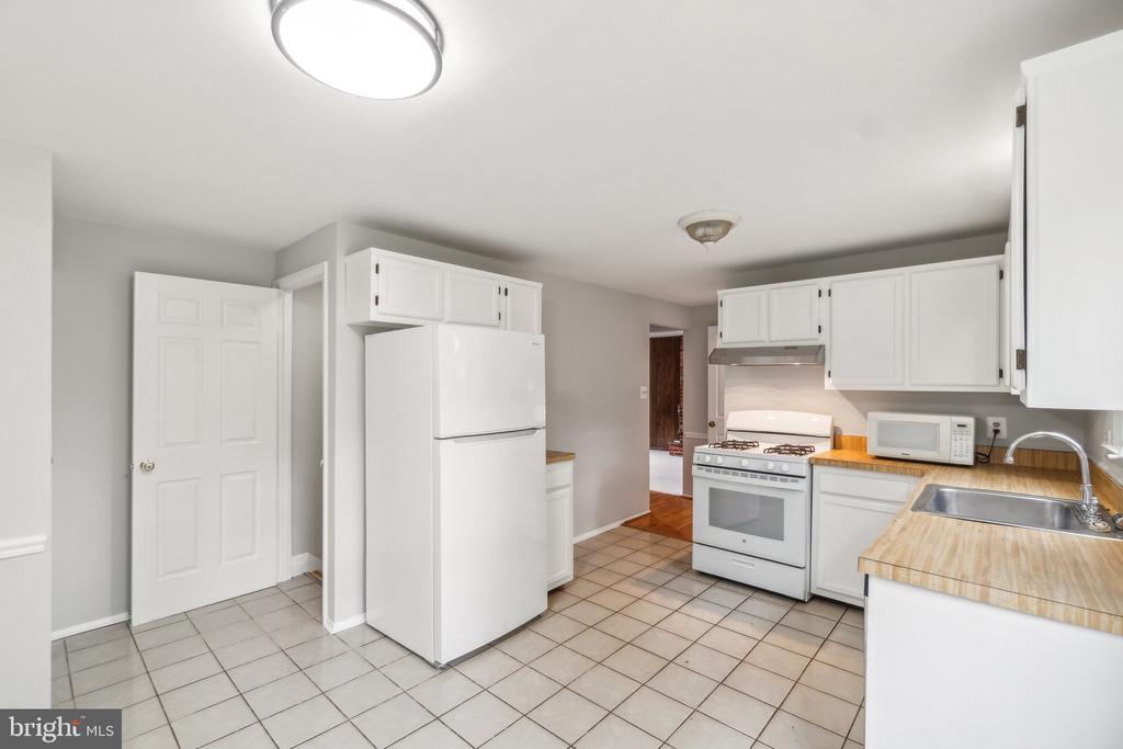 15822 ANAMOSA DRIVE