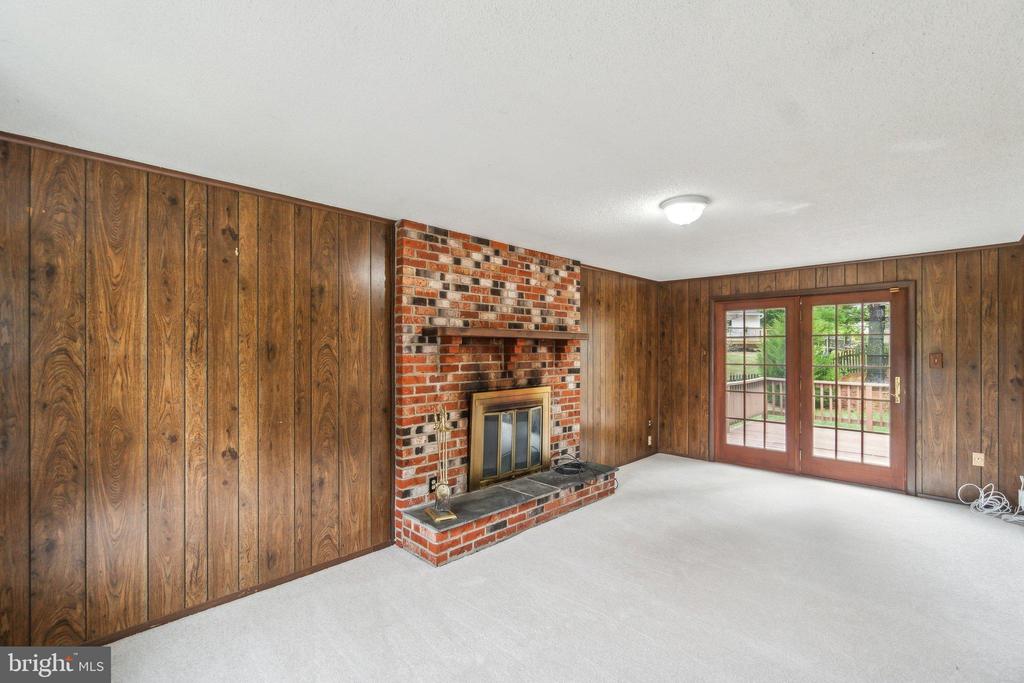 15822 ANAMOSA DRIVE