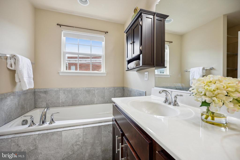 328 PARK AVENUE Unit: 12-328