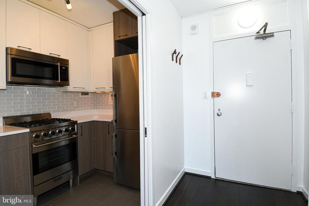 4242 E WEST HIGHWAY Unit: 609