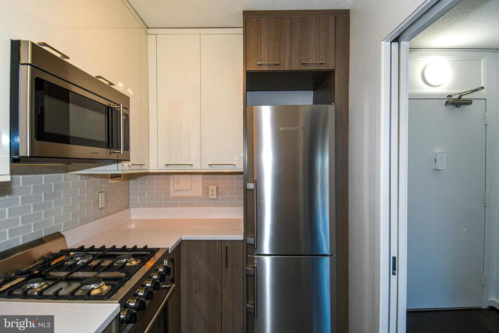 4242 E WEST HIGHWAY Unit: 609