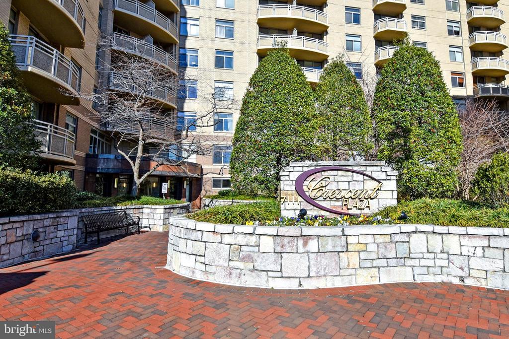 7111 WOODMONT AVENUE Unit: 910