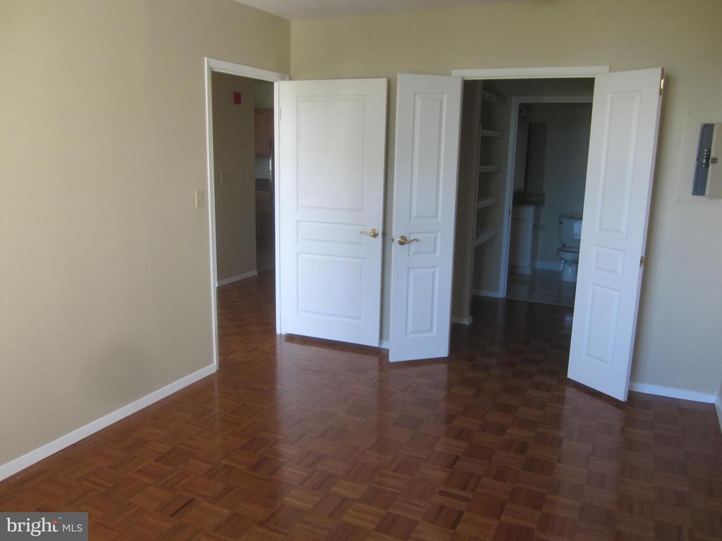 7111 WOODMONT AVENUE Unit: 910