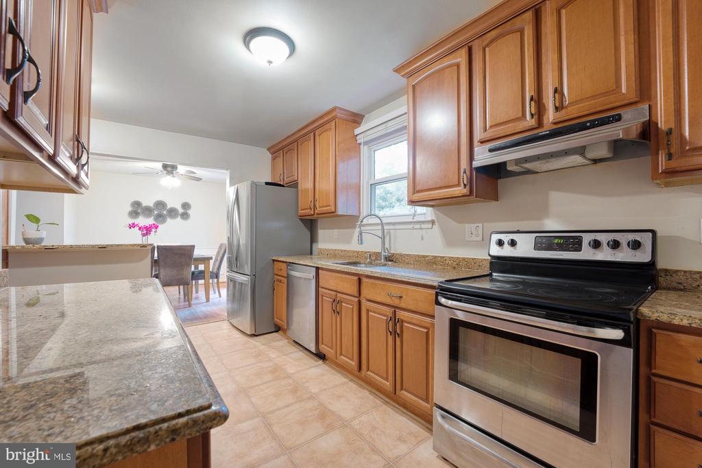9125 ROUNDLEAF WAY