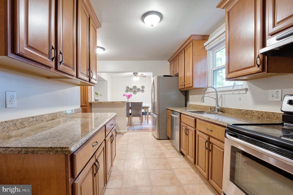 9125 ROUNDLEAF WAY