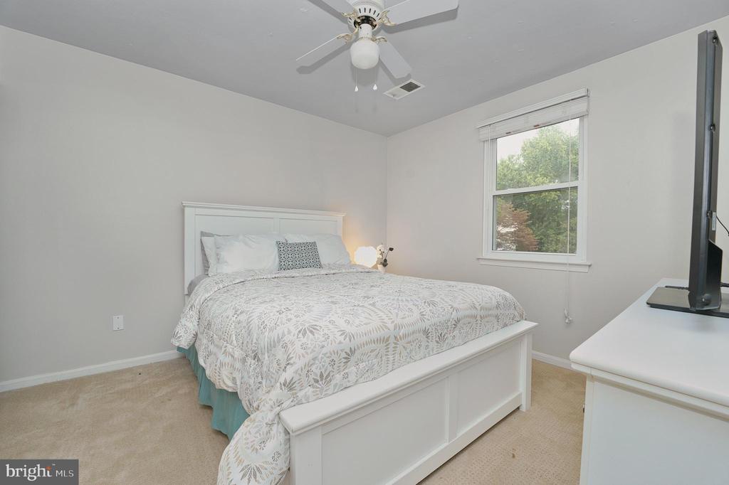 9125 ROUNDLEAF WAY