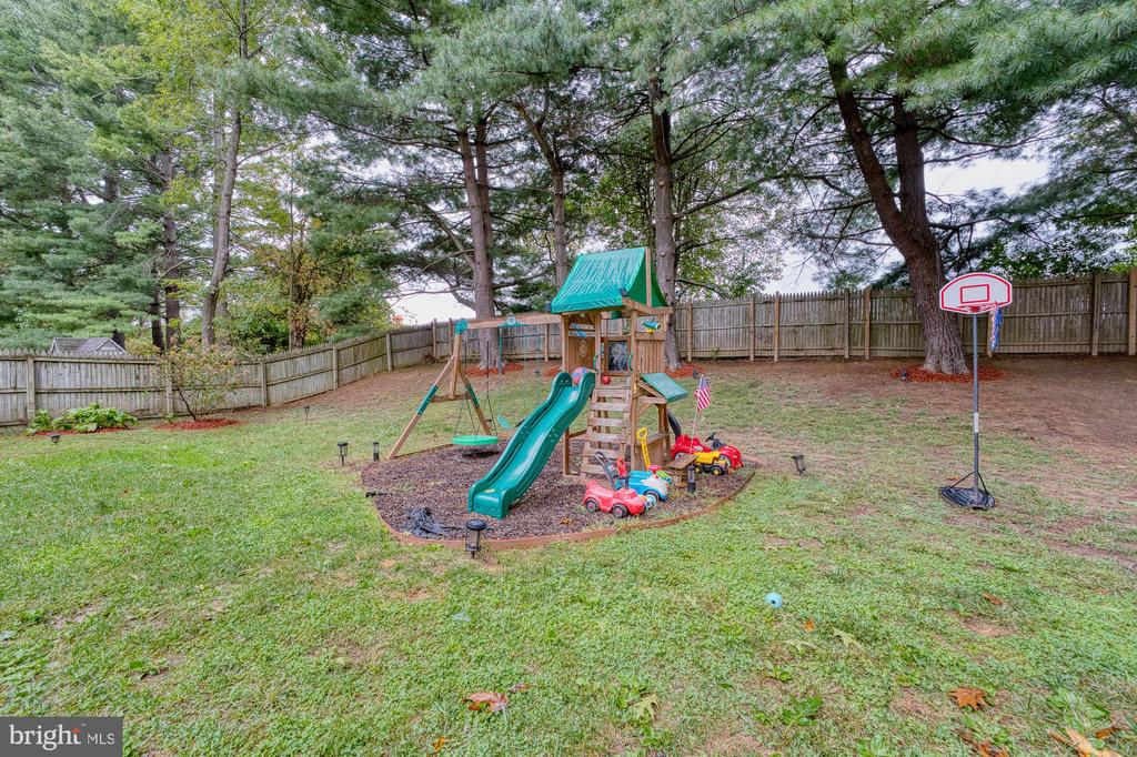 9125 ROUNDLEAF WAY