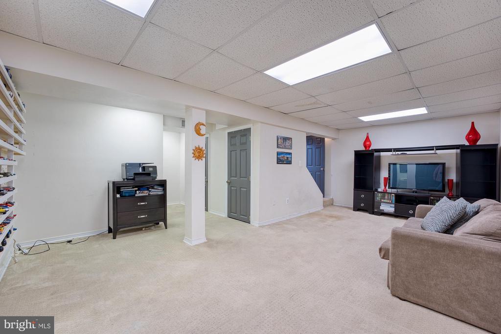 9125 ROUNDLEAF WAY