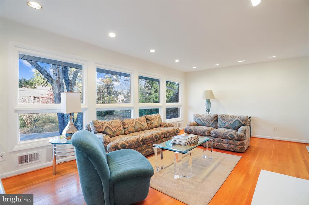 813 DOWNS DRIVE