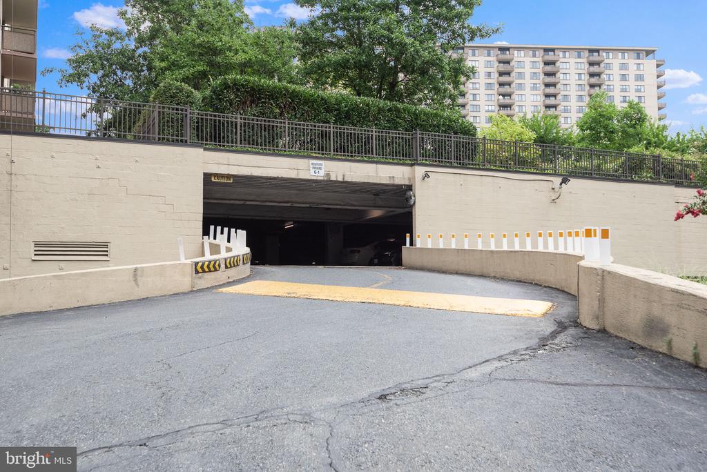 5225 POOKS HILL ROAD Unit: 1004S