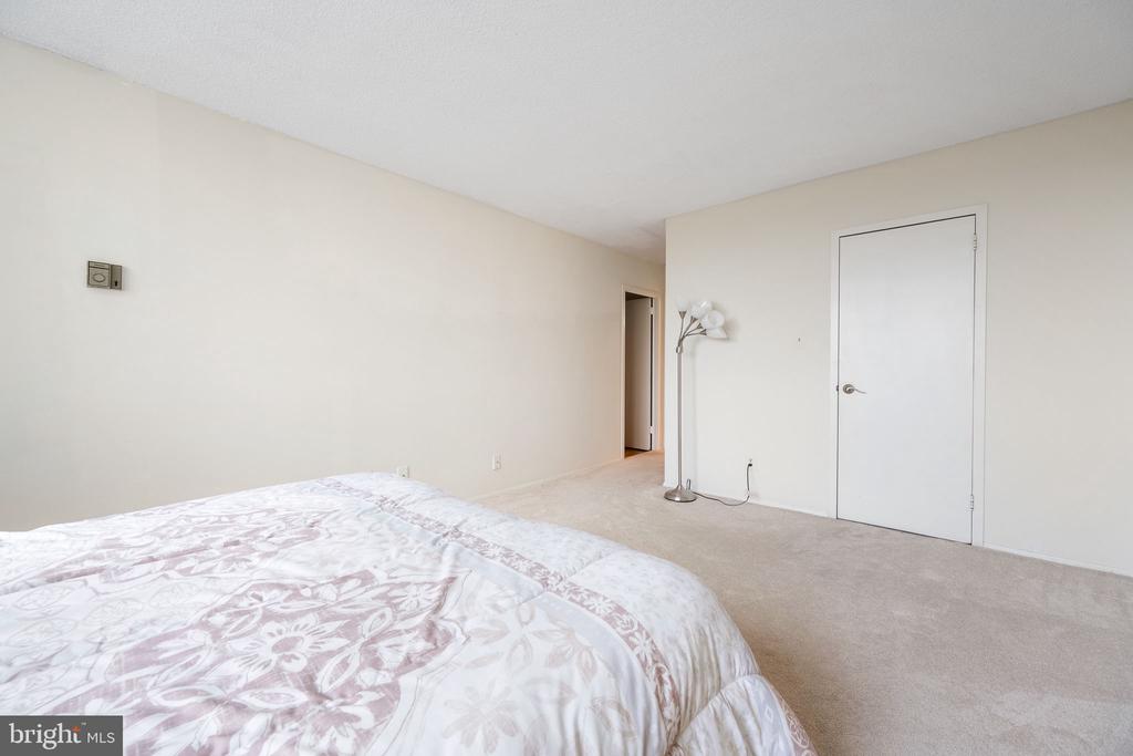 5225 POOKS HILL ROAD Unit: 1004S
