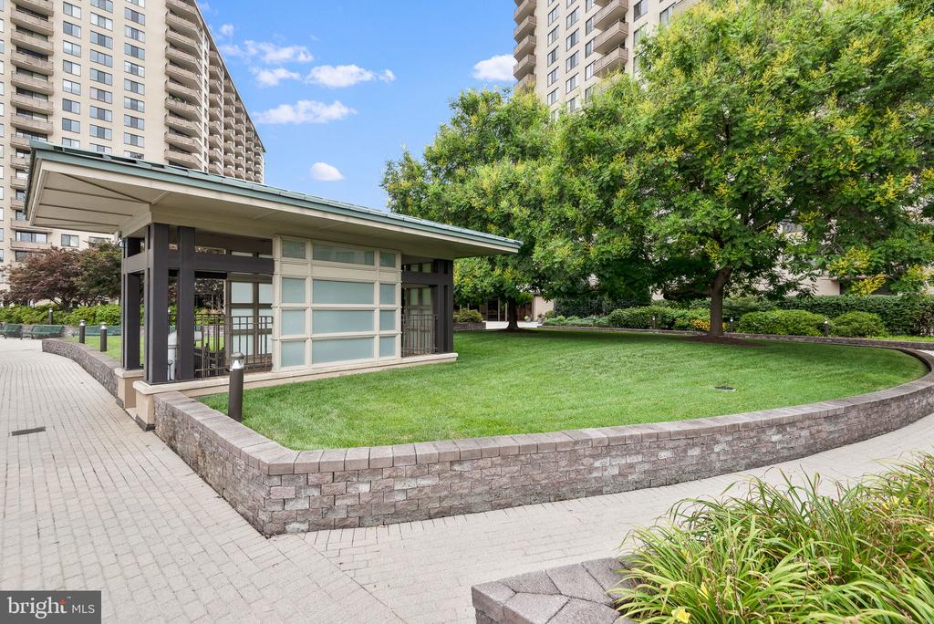 5225 POOKS HILL ROAD Unit: 1004S