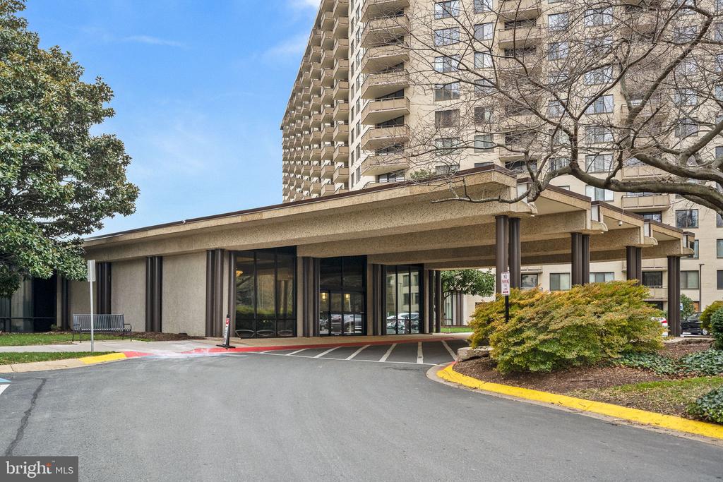 5225 POOKS HILL ROAD Unit: 1004S