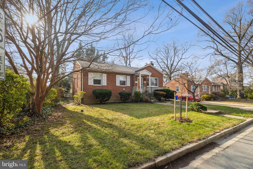 2118 LINDEN LANE