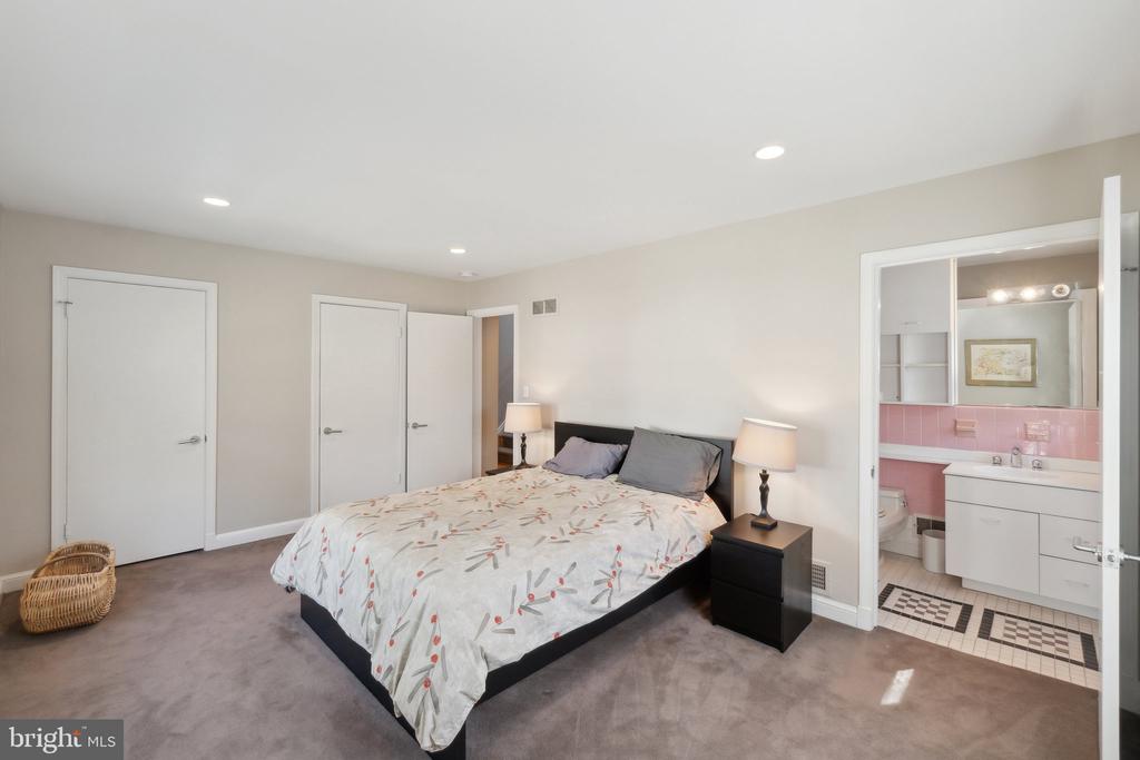 9621 E BEXHILL DRIVE