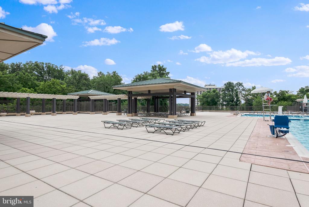 5225 POOKS HILL ROAD Unit: 1618S