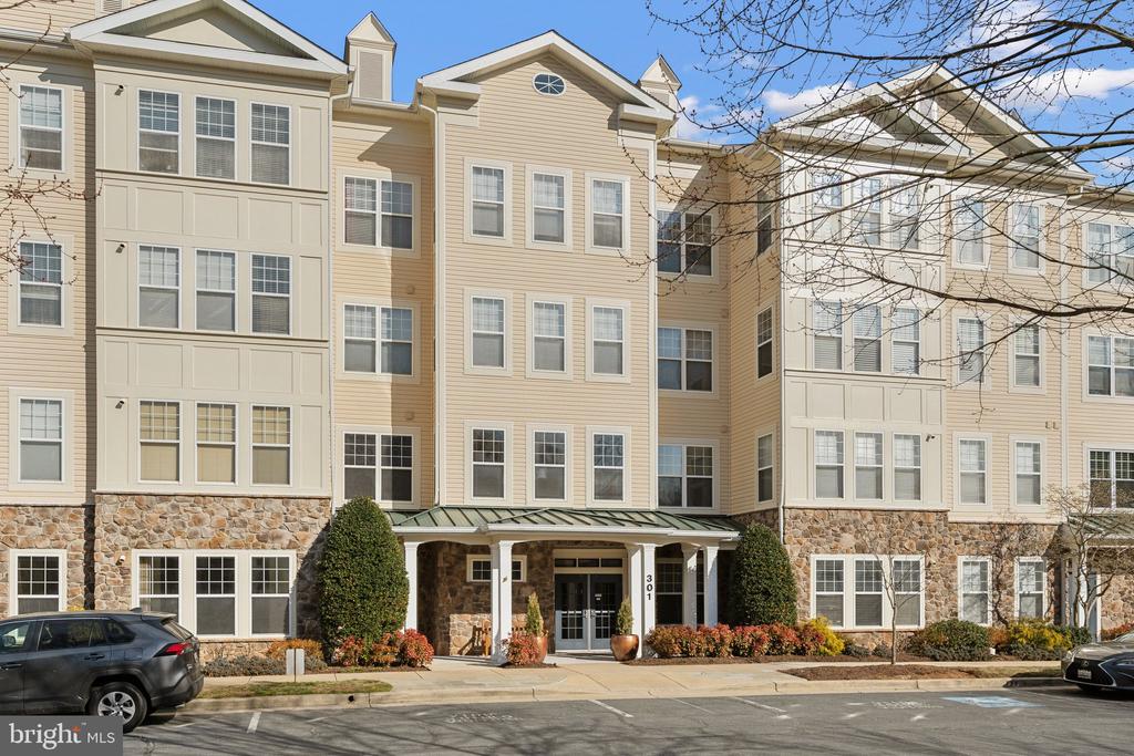 301 HIGH GABLES DRIVE Unit: 305
