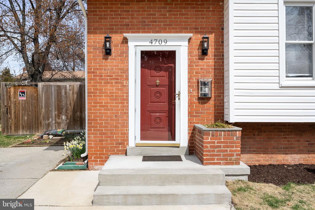 4709 GLASGOW DRIVE