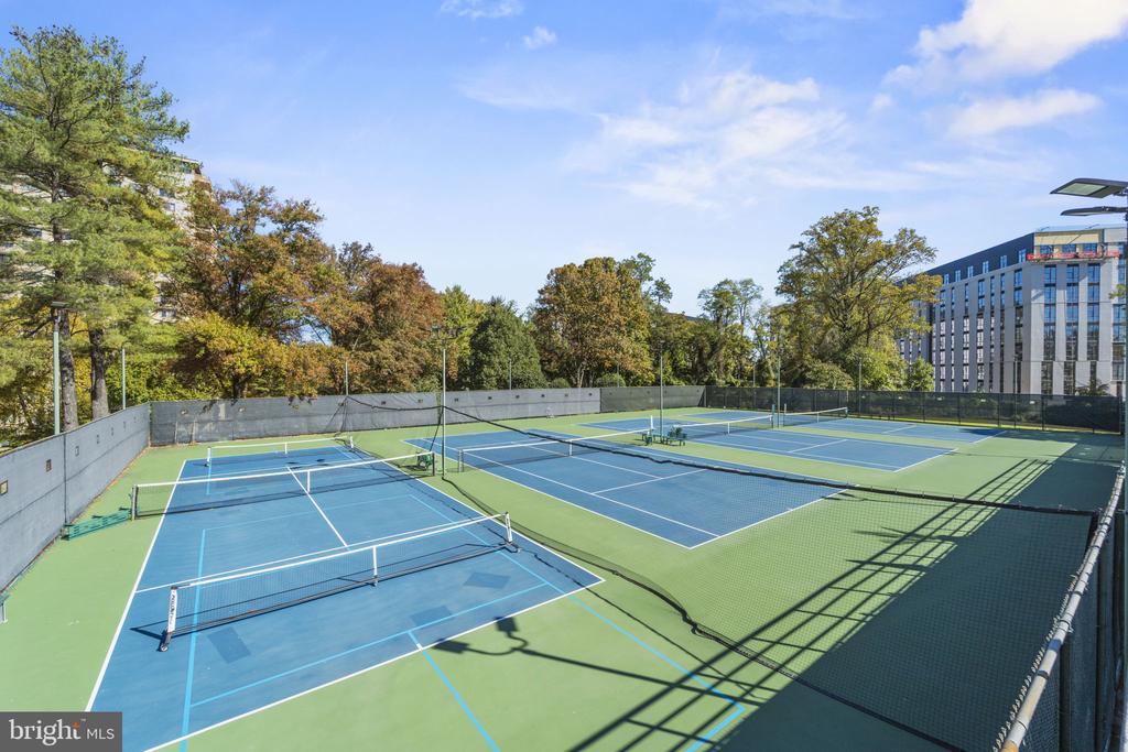 5225 POOKS HILL ROAD Unit: 722S