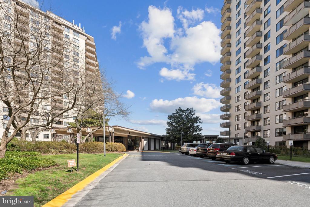 5225 POOKS HILL ROAD Unit: 722S