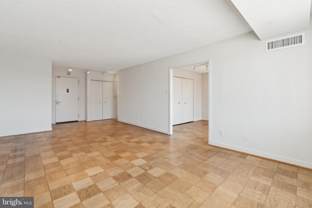 5225 POOKS HILL ROAD Unit: 722S