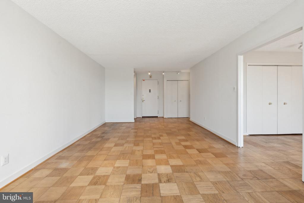 5225 POOKS HILL ROAD Unit: 722S