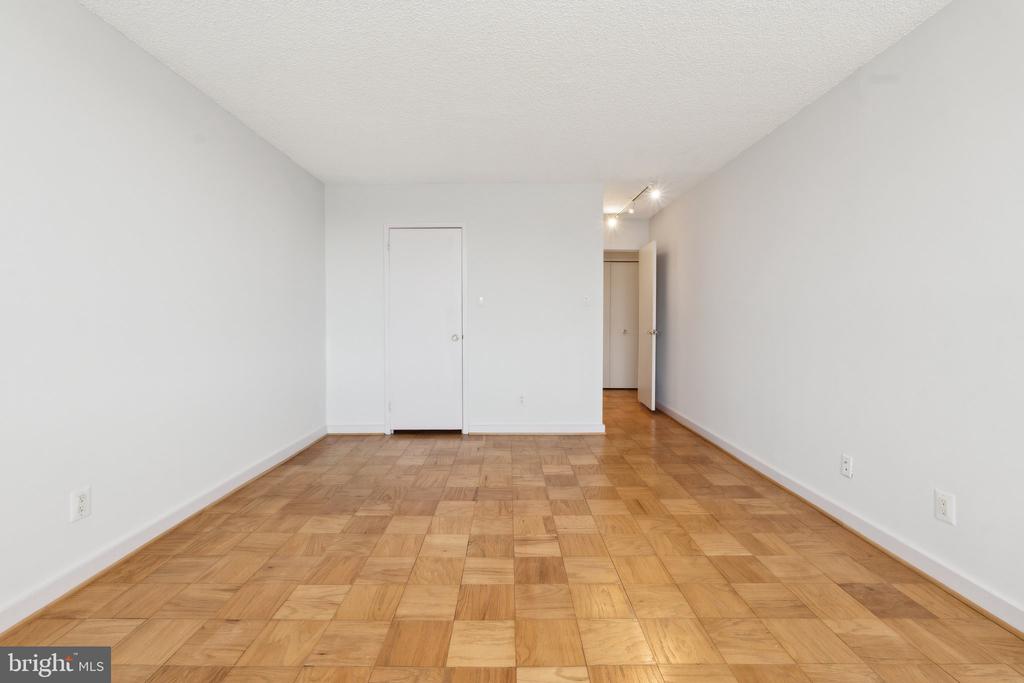 5225 POOKS HILL ROAD Unit: 722S