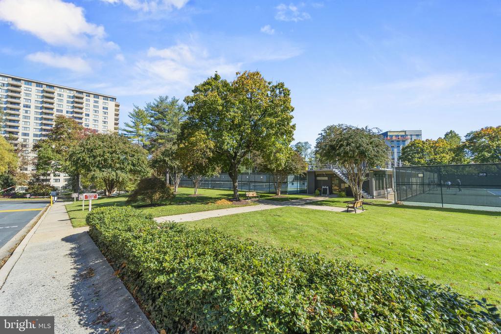 5225 POOKS HILL ROAD Unit: 722S