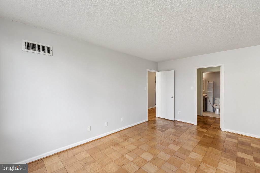 5225 POOKS HILL ROAD Unit: 405S