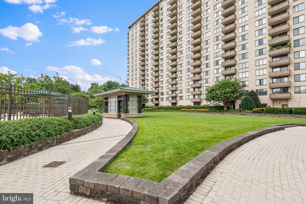 5225 POOKS HILL ROAD Unit: 405S
